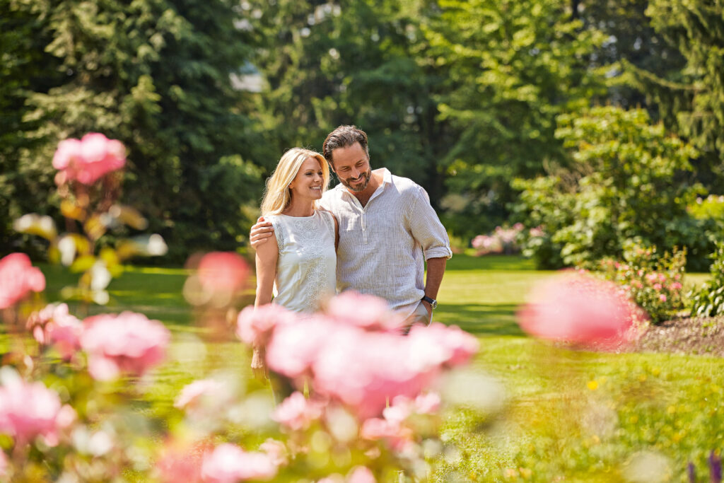 2013 entspannen paar romantisch rosen garten kurpark rl